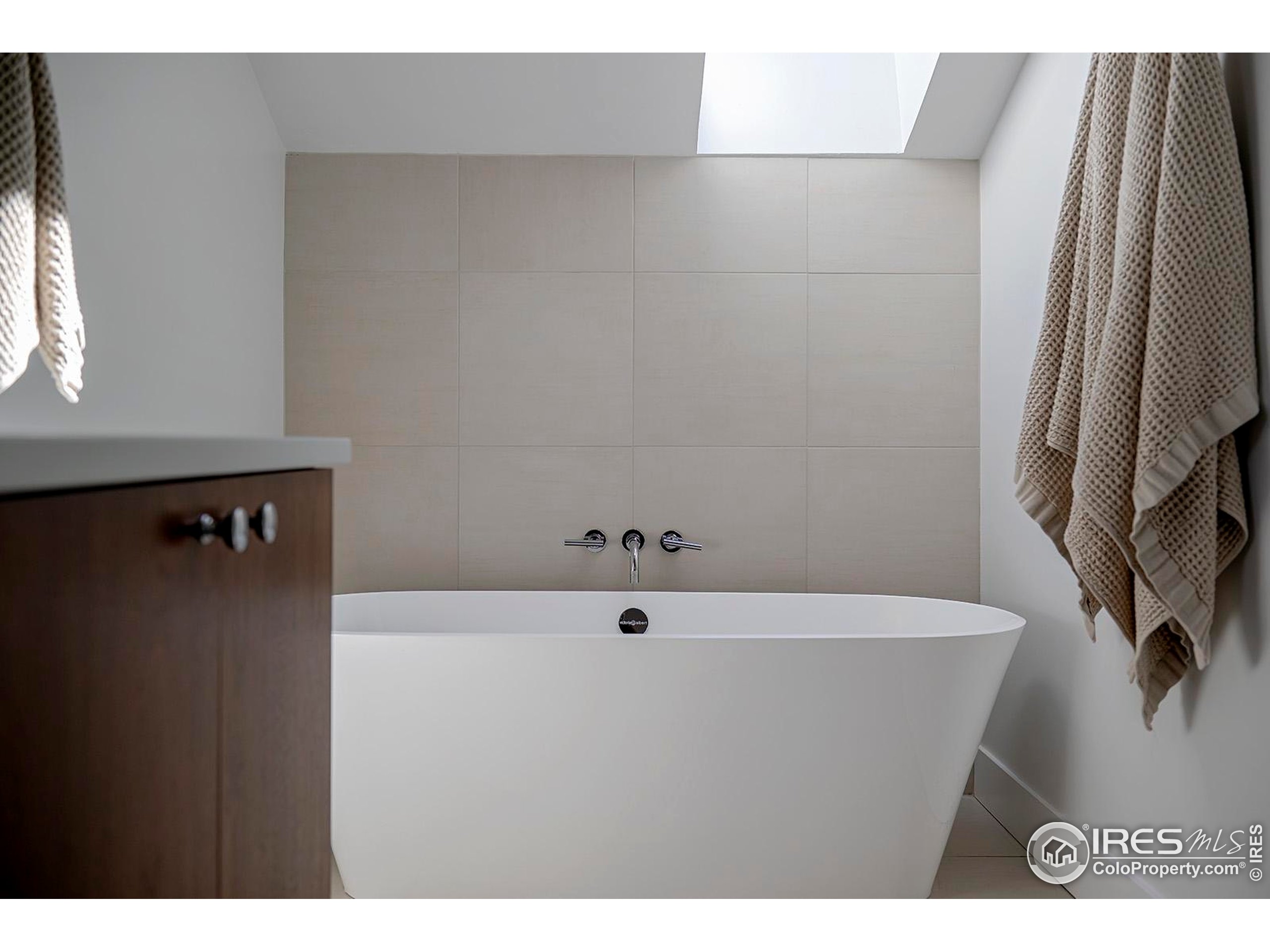 1707 Grape Avenue Boulder, CO 80304 - Photo 18 of 35 a bathroom with a bathtub