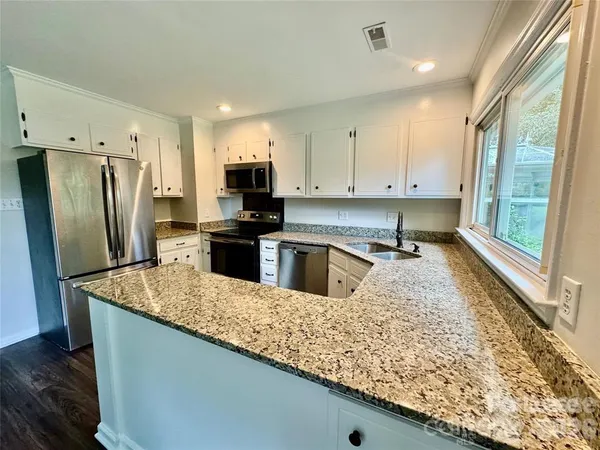 $2,400 | 2423 Emstead Court, Charlotte, NC 28210