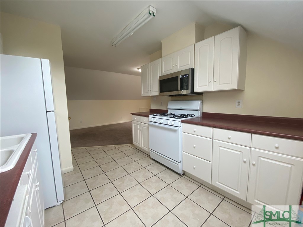 1315 B Bonaventure Road, Unit B UPSTAIRS Savannah, GA 31404 - Photo 6 of 26 Kitchen