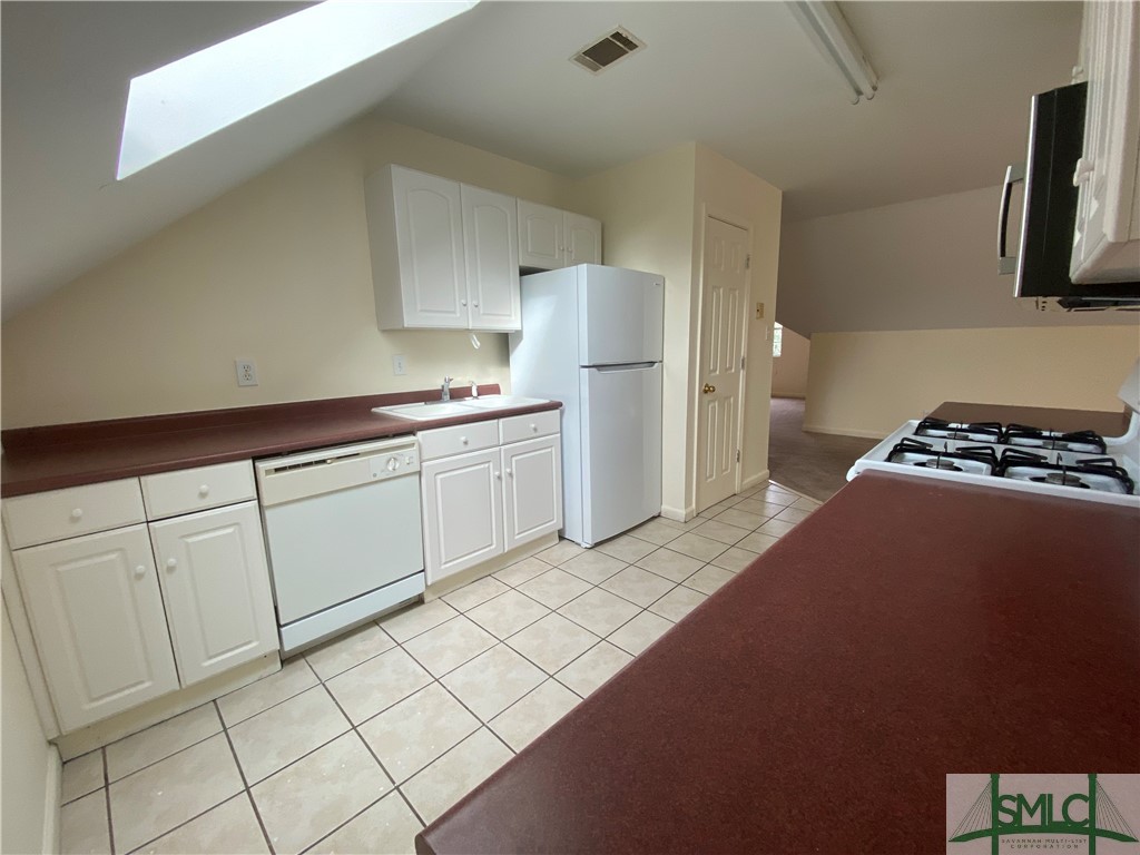 1315 B Bonaventure Road, Unit B UPSTAIRS Savannah, GA 31404 - Photo 8 of 26 Kitchen