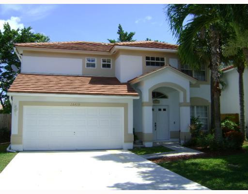 a front view of house with yard