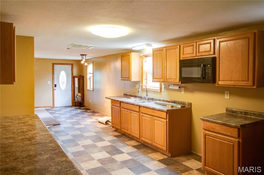 821 Locust Carrollton, IL 62016 - Photo 6 of 17