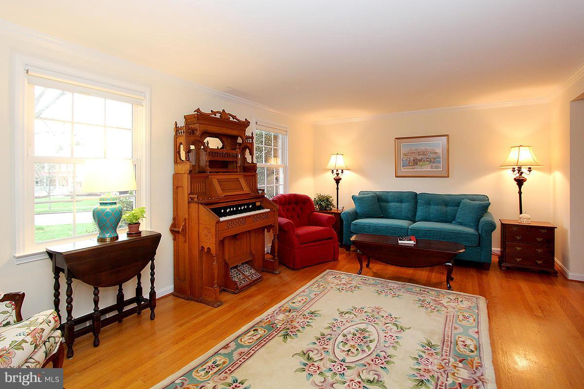 8723 Waterford Road Alexandria, VA 22308 - Photo 3 of 29 Living Room