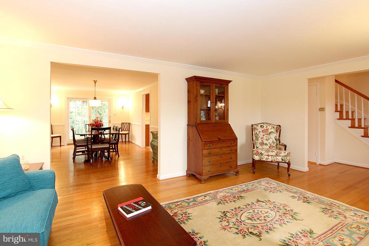 8723 Waterford Road Alexandria, VA 22308 - Photo 4 of 29 Living Room