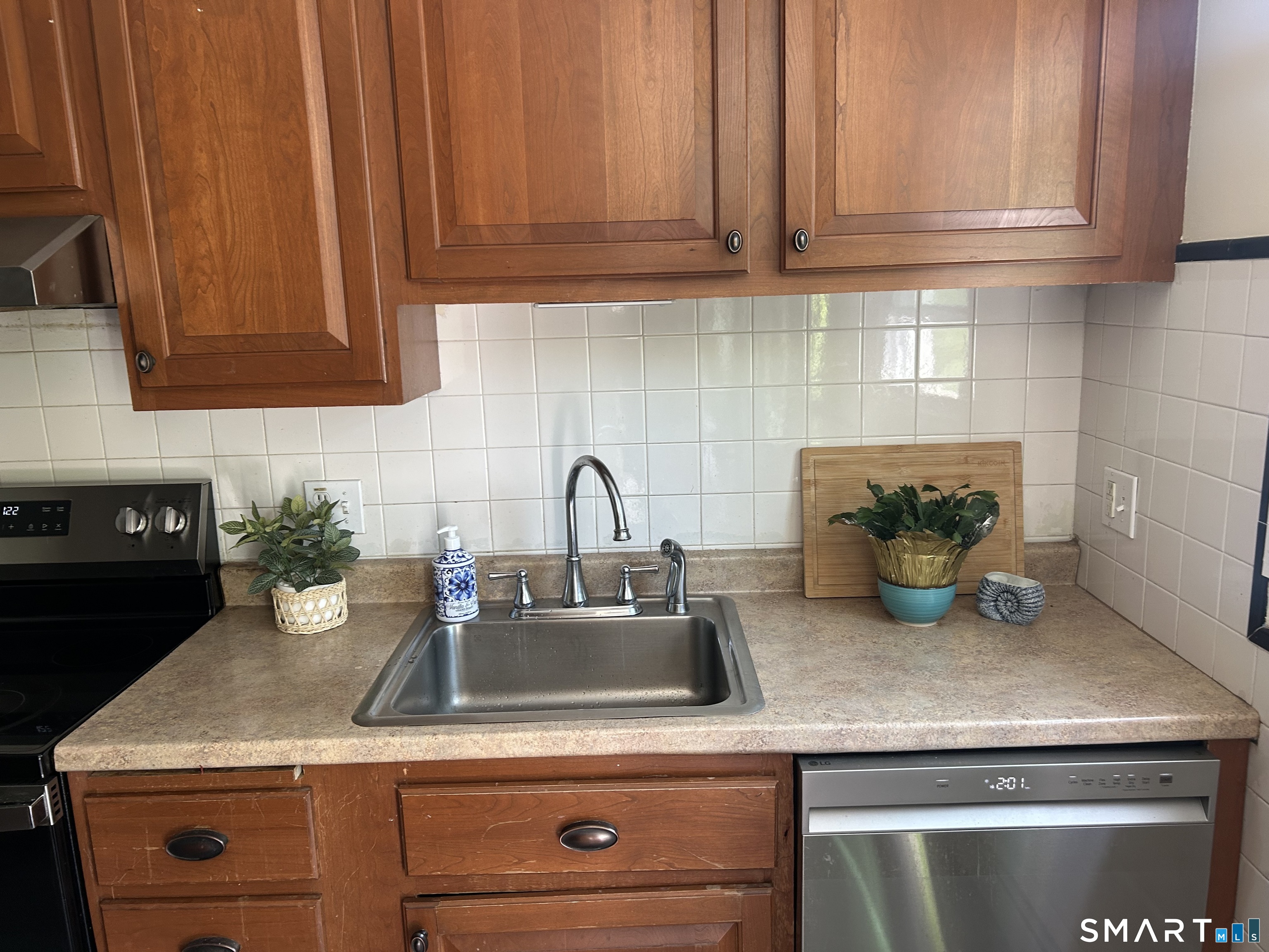 54 Berkshire Road West Hartford, CT 06107 - Photo 7 of 26