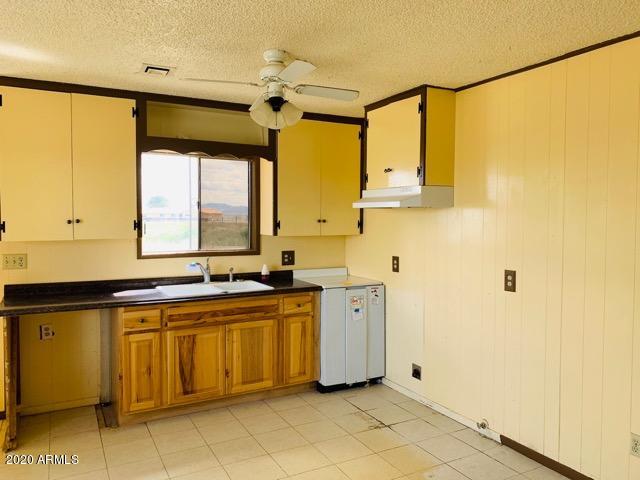 161 North Taylor Road Willcox, AZ 85643 - Photo 9 of 36 022-228624 Kitchen