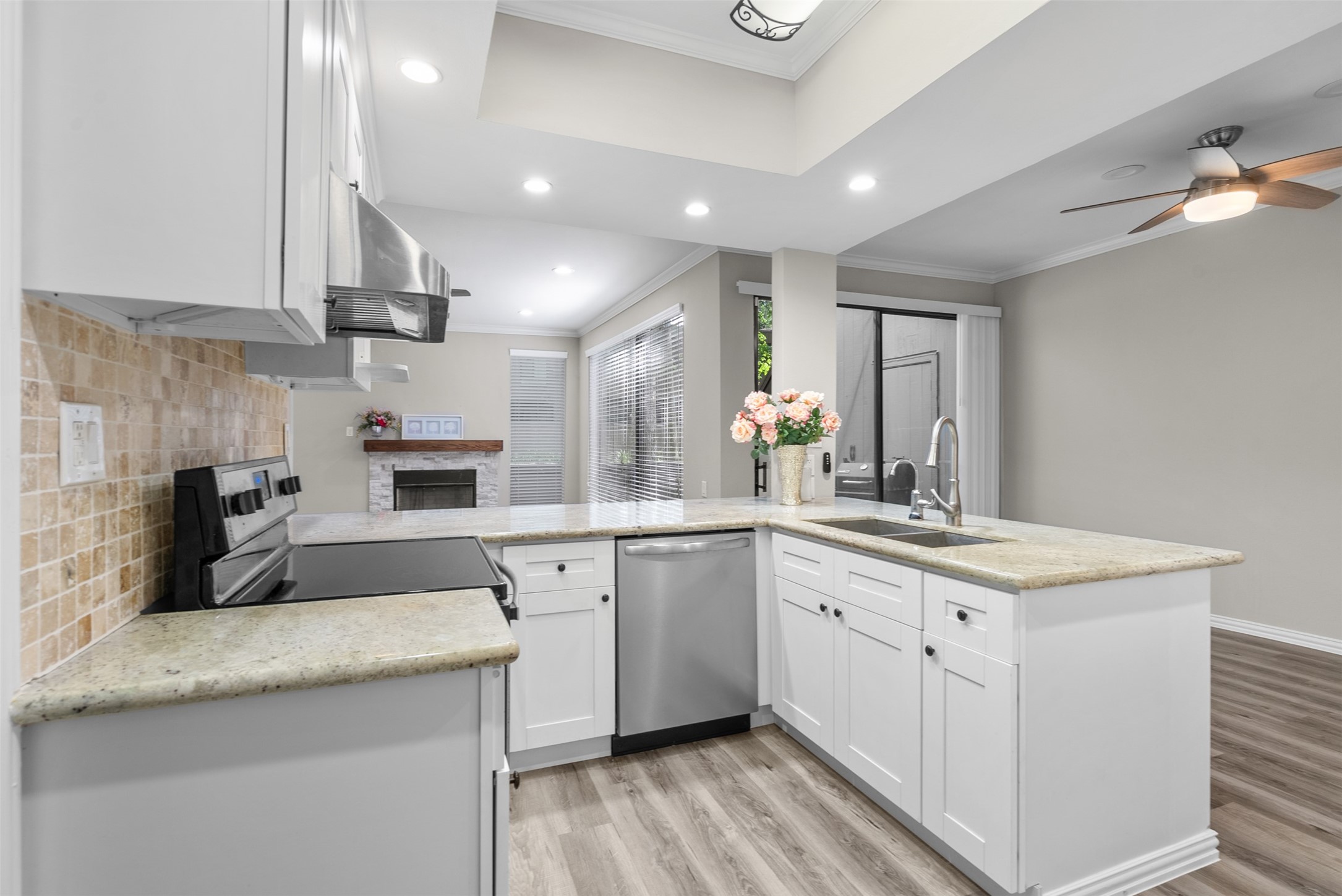 161 Litchfield Lane Houston, TX 77024 - Photo 7 of 30