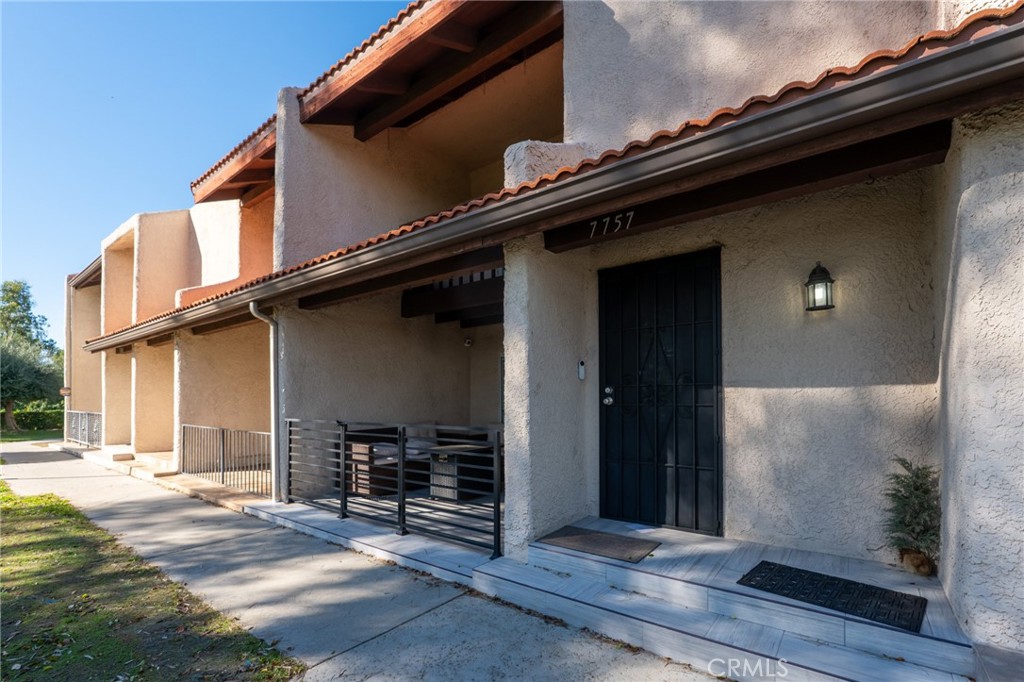 7757 Vía Rosa Maria Burbank, CA 91504 - Photo 1 of 34