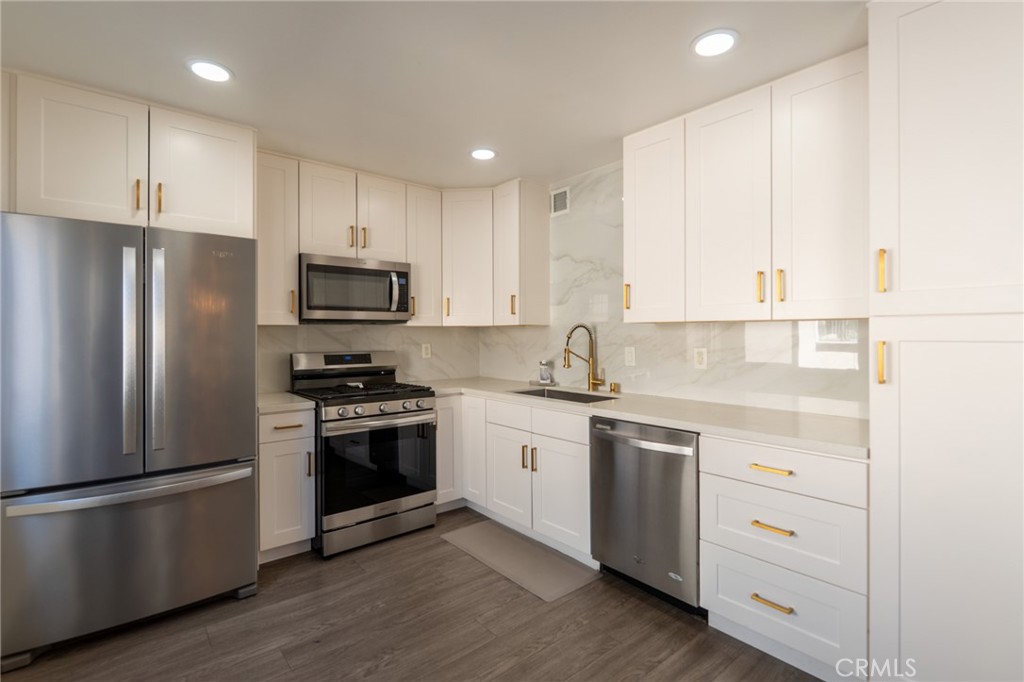 7757 Vía Rosa Maria Burbank, CA 91504 - Photo 15 of 34