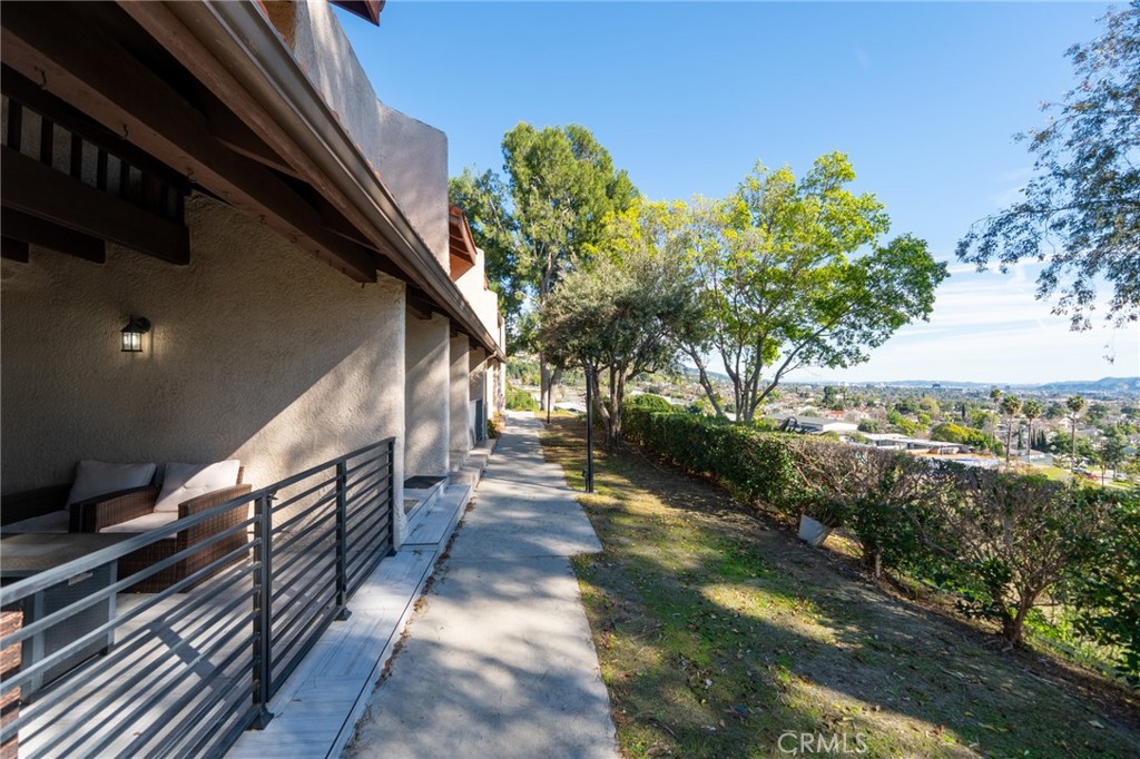 7757 Vía Rosa Maria Burbank, CA 91504 - Photo 4 of 34