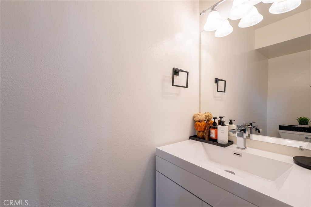 7757 Vía Rosa Maria Burbank, CA 91504 - Photo 8 of 34