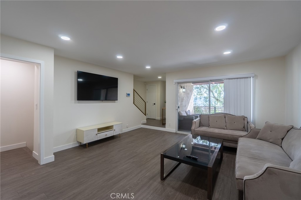 7757 Vía Rosa Maria Burbank, CA 91504 - Photo 10 of 34