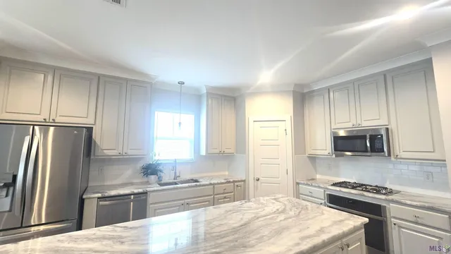 $2,400 | 9016 Stonecroft Avenue, Baton Rouge, LA 70810