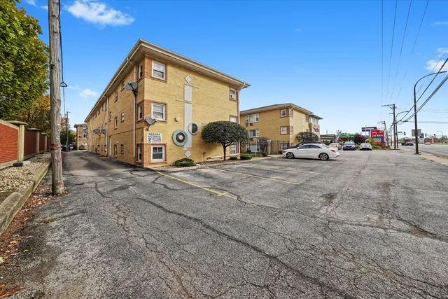 $119,000 | 6634 West 95th Street, Unit 1D, Oak Lawn, IL 60453
