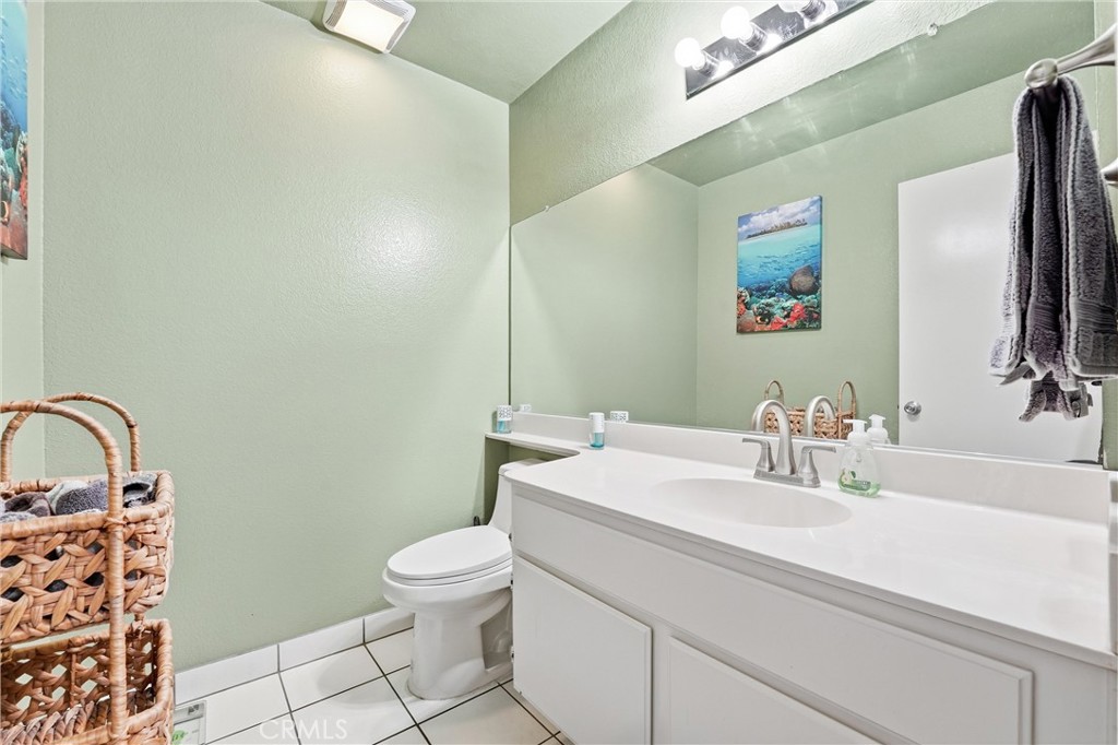 7639 Hillhurst Drive Riverside, CA 92508 - Photo 31 of 60 a bathroom with a sink a toilet and mirror