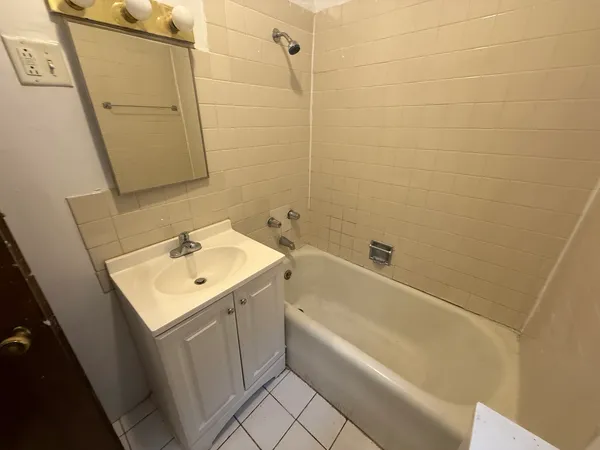 $1,250 | 3152 North Linder Avenue, Unit 1, Chicago, IL 60641