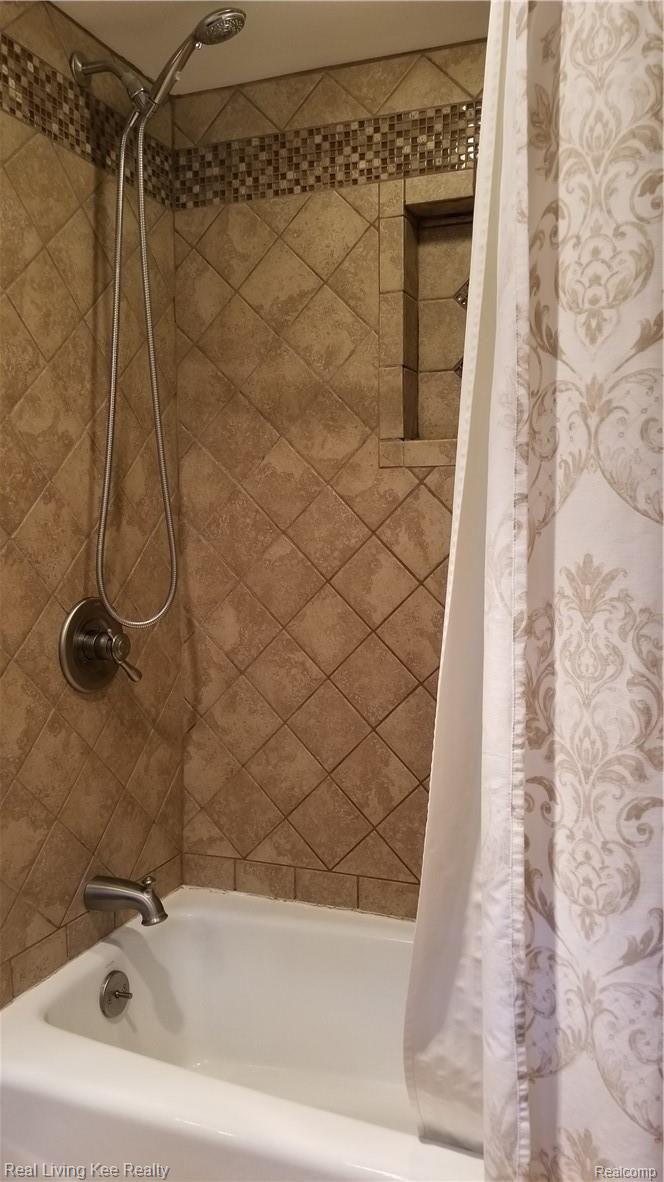 218 Beechview Drive Rochester, MI 48306 - Photo 42 of 50 20180725_120516.jpg