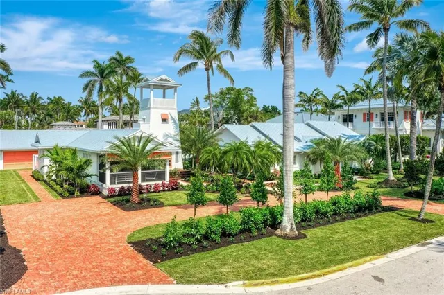 a view of outdoor space yard and porch