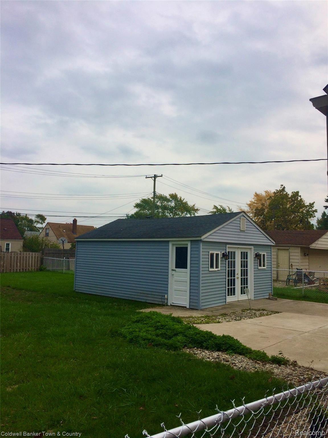 17747 Reno Street Riverview, MI 48193 - Photo 4 of 32 Garage