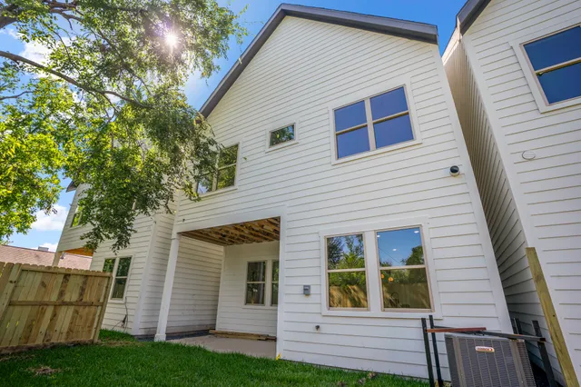 a view of front of house with a yard