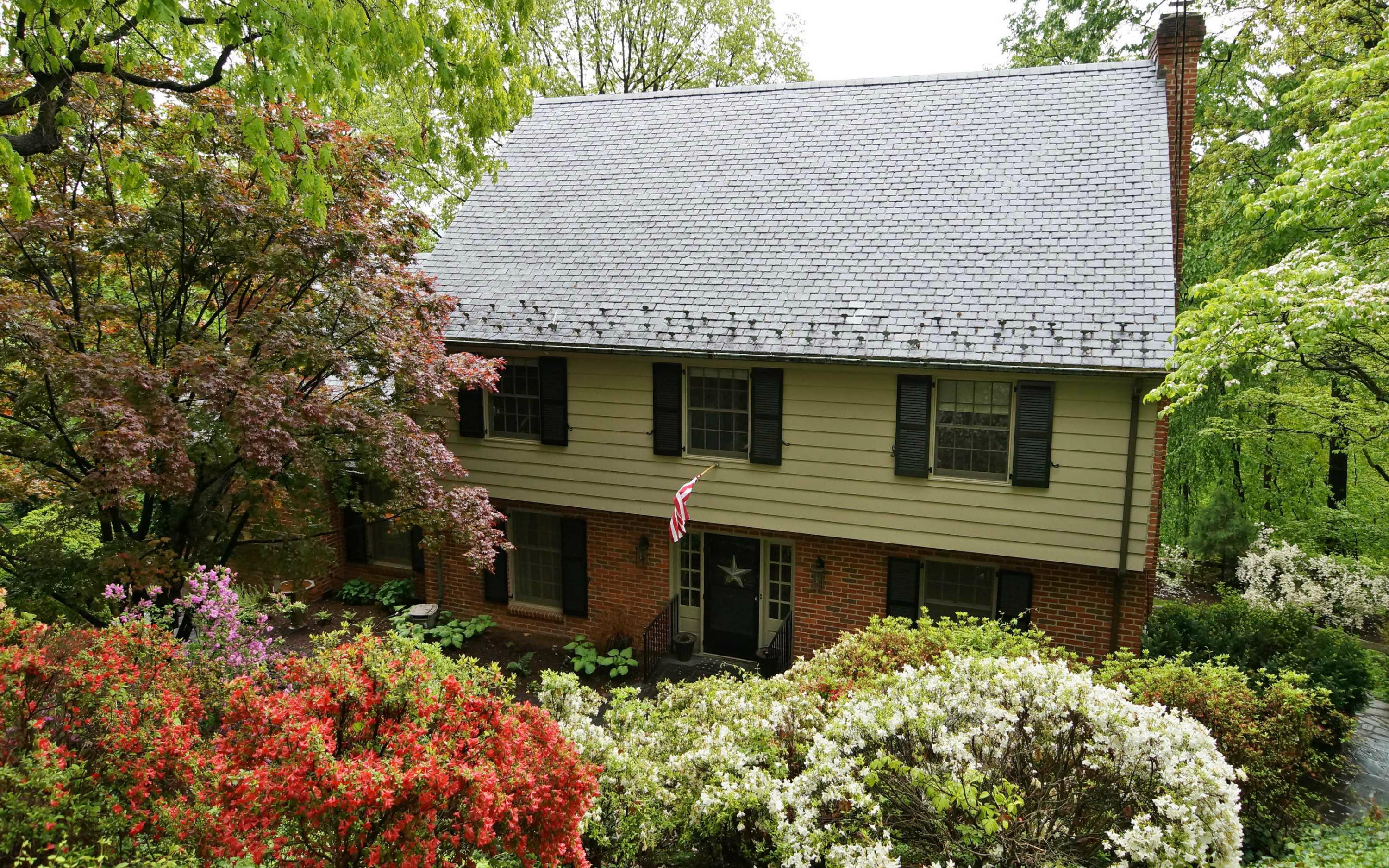 3232 Fordham Road Southwest Roanoke, VA 24014 - Photo 1 of 36 a front view of a house with a garden