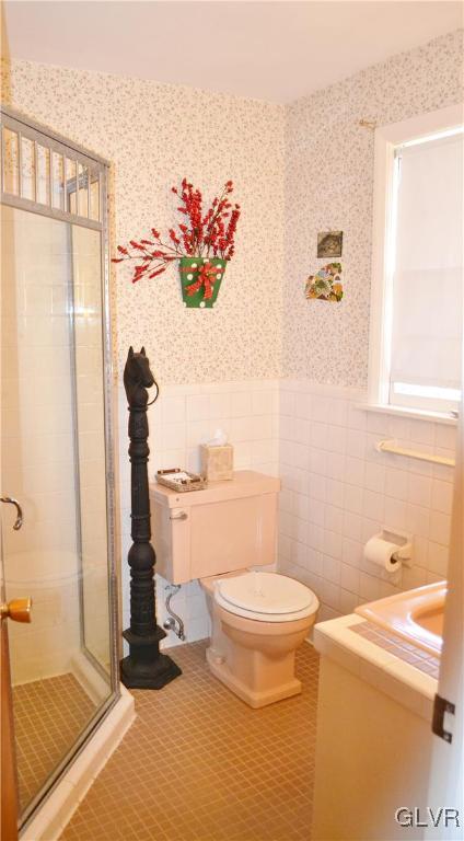 355 Wedgewood Road Bethlehem, PA 18017 - Photo 19 of 27 Master bathroom with shower.