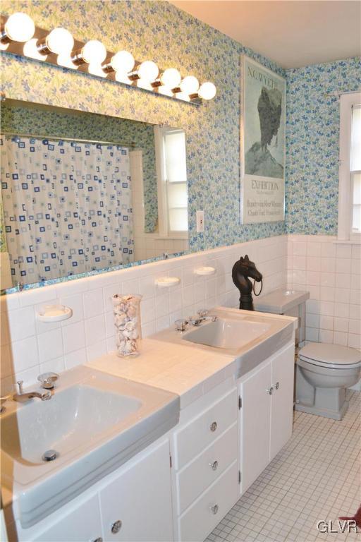355 Wedgewood Road Bethlehem, PA 18017 - Photo 22 of 27 Hall bathroom with double apron sinks.