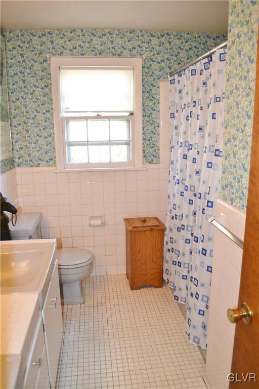 355 Wedgewood Road Bethlehem, PA 18017 - Photo 23 of 27 Hall bath has bath tub and shower.