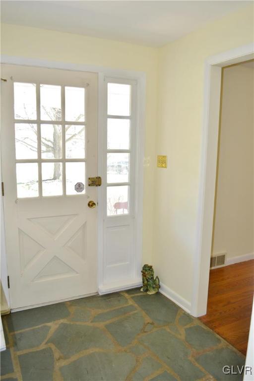 355 Wedgewood Road Bethlehem, PA 18017 - Photo 3 of 27 Front entry foyer.