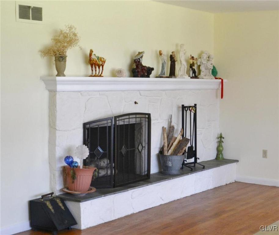 355 Wedgewood Road Bethlehem, PA 18017 - Photo 6 of 27 Gallery Image 6