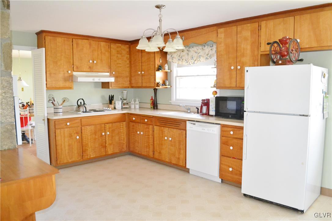 355 Wedgewood Road Bethlehem, PA 18017 - Photo 8 of 27 Plenty of cabinetry and ample counter space are fo