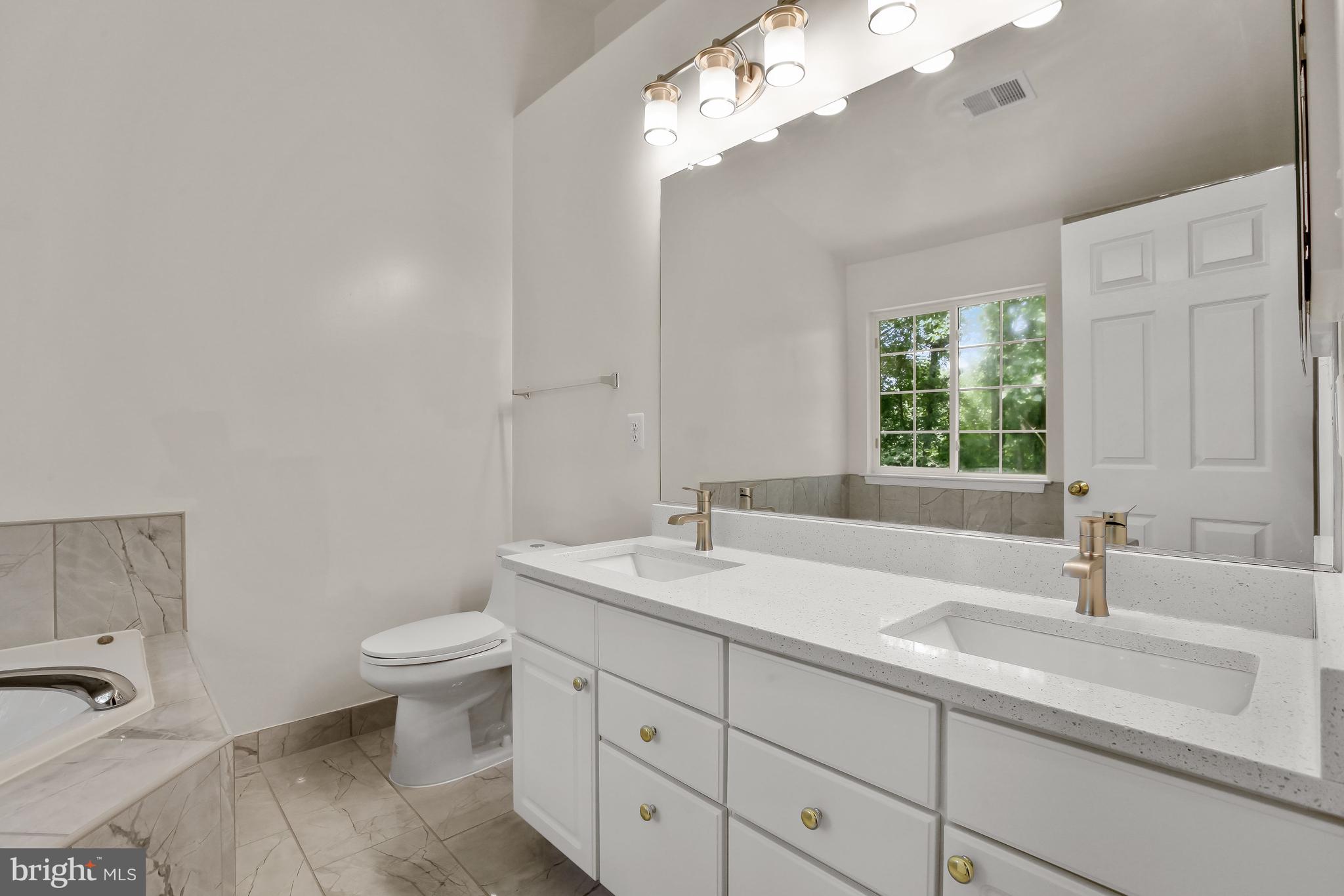 4603 Buckhorn Ridge Fairfax, VA 22030 - Photo 24 of 55 Primary Bath