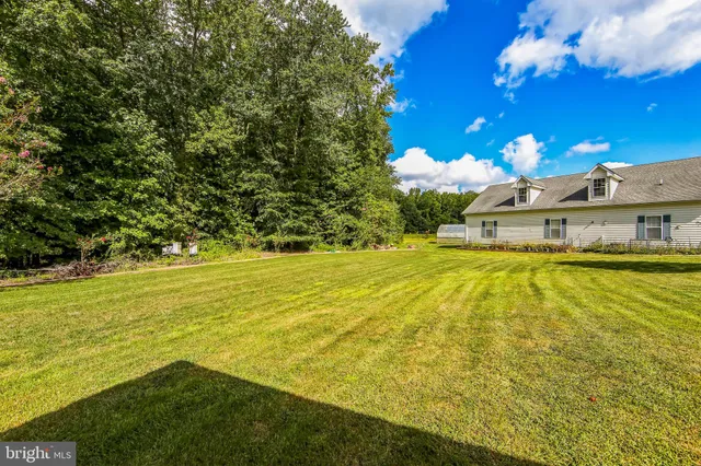 a black and white photo of a living room