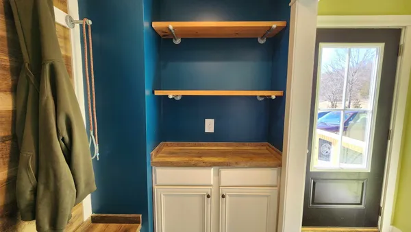 a view of entryway with a workspace