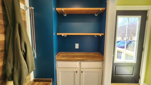 a view of entryway with a workspace