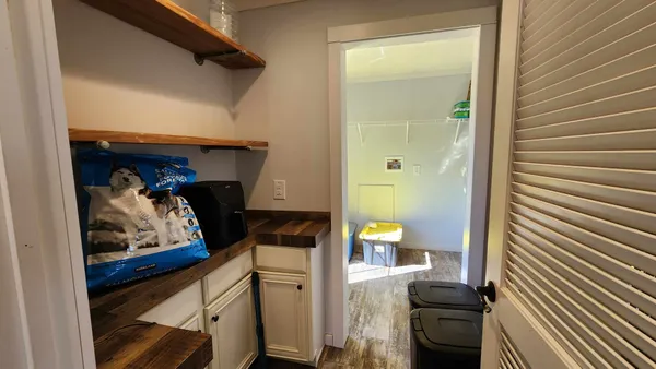 a view of entryway with a fountain