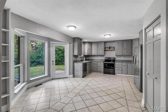 $339,900 | 112 Lake Stratford Court, Fairview Heights, IL 62208