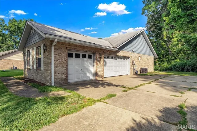 $339,900 | 112 Lake Stratford Court, Fairview Heights, IL 62208