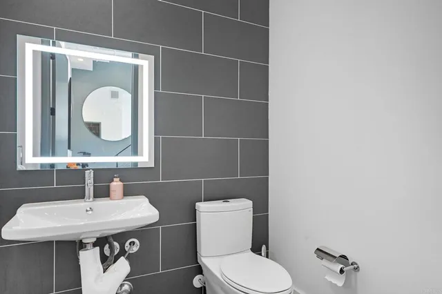 $7,000 | 4079 1st Avenue, Unit 1, San Diego, CA 92103