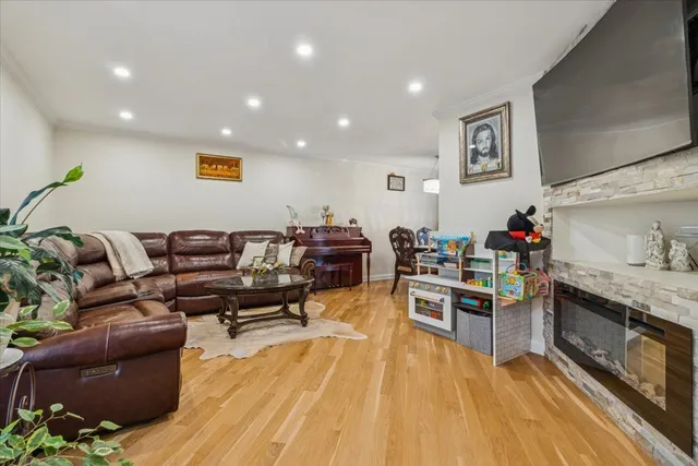 $352,900 | 705 Lakeside Cir Drive, Wheeling, IL 60090