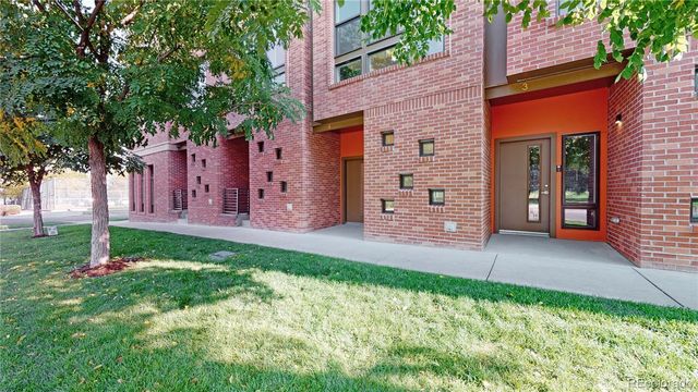 a view of a back yard of the house