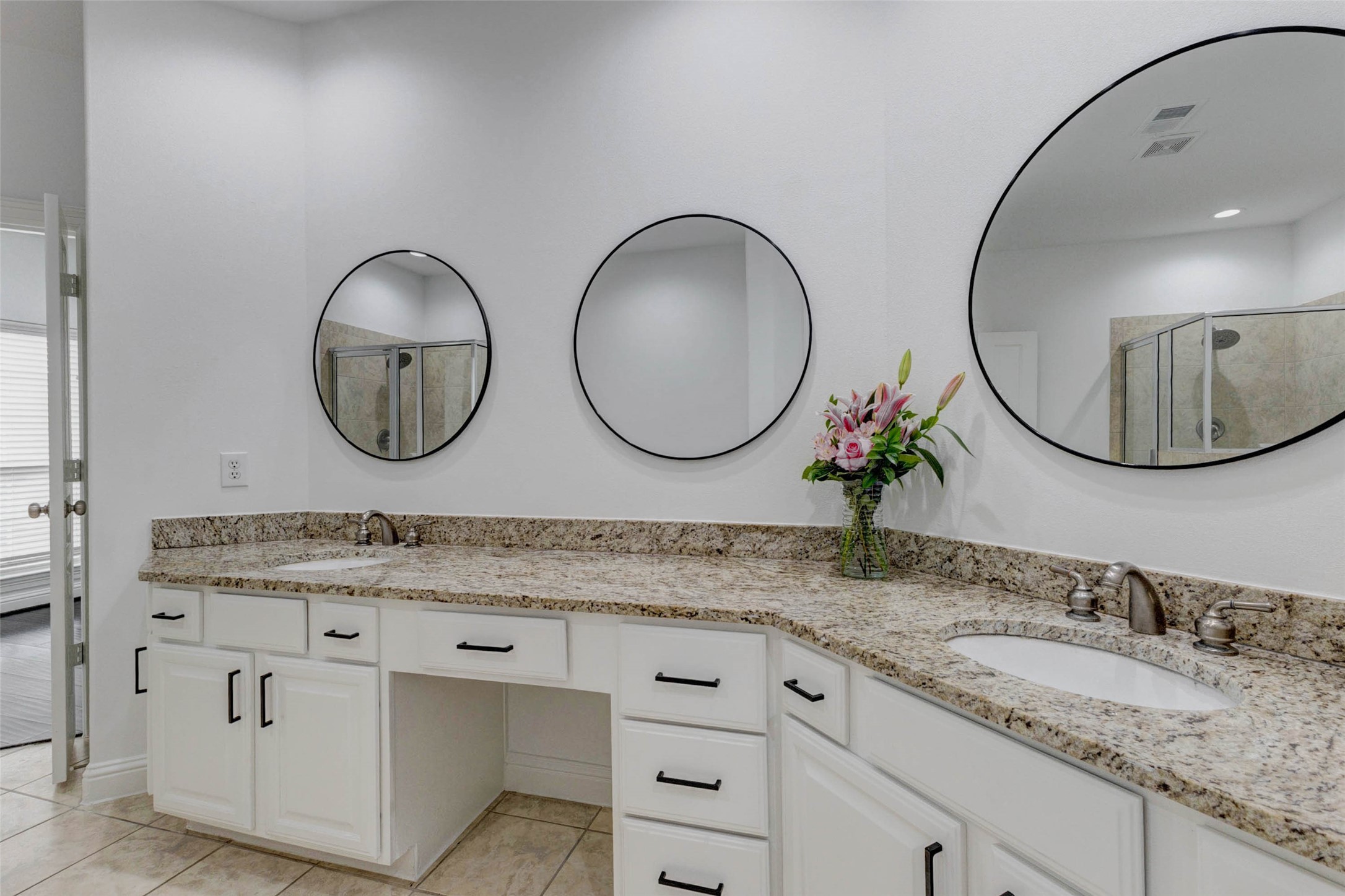 19 Versante Court Houston, TX 77070 - Photo 32 of 40 No fighting over counter space or storage here..