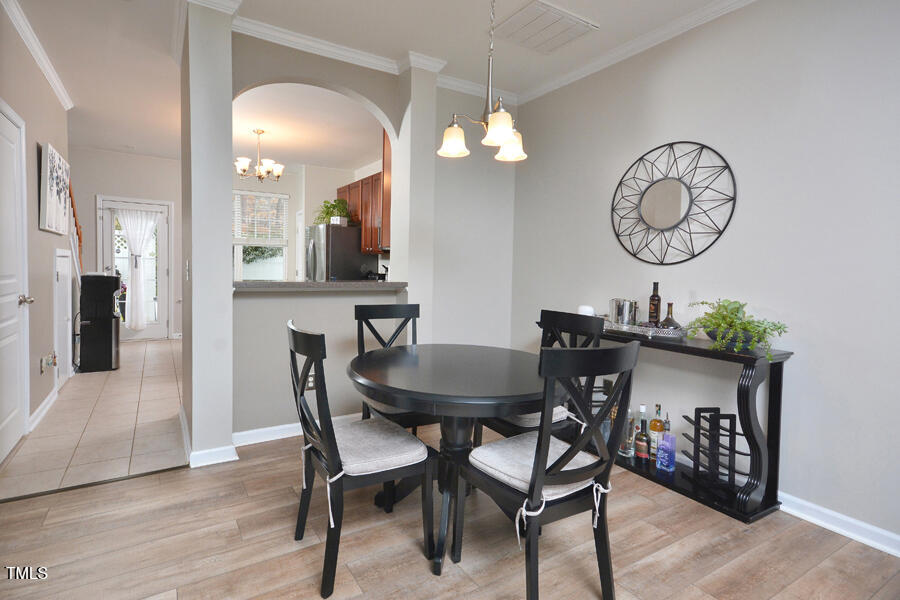 4847 Sir Duncan Dining Area