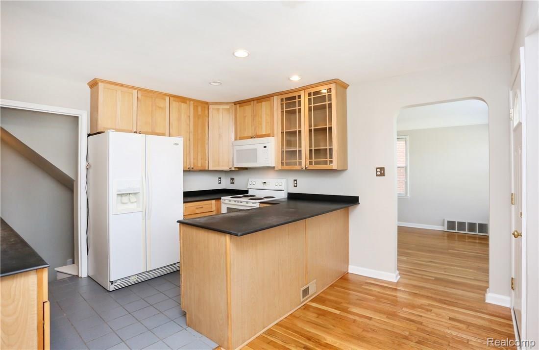 971 Oxford Road Berkley, MI 48072 - Photo 3 of 38 Oxford-3.jpg