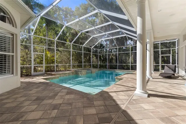 a view of a backyard