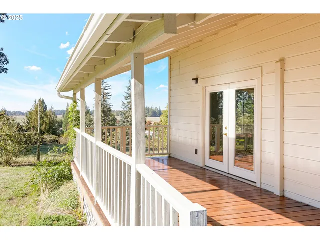a view of a house with backyard and porch