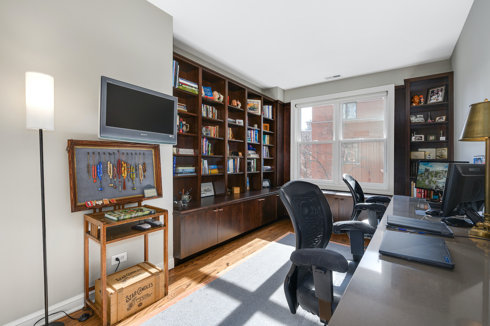 481 North Canal Street Chicago, IL 60654 - Photo 20 of 50 a view of workspace with lounge chair and windows