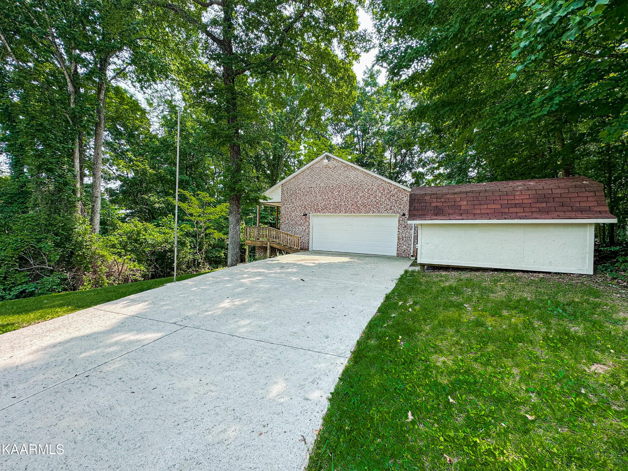 401 Den Lane Heiskell, TN 37754 - Photo 2 of 31