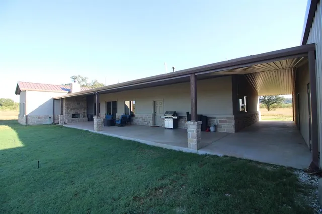 a view of a house with backyard and porch