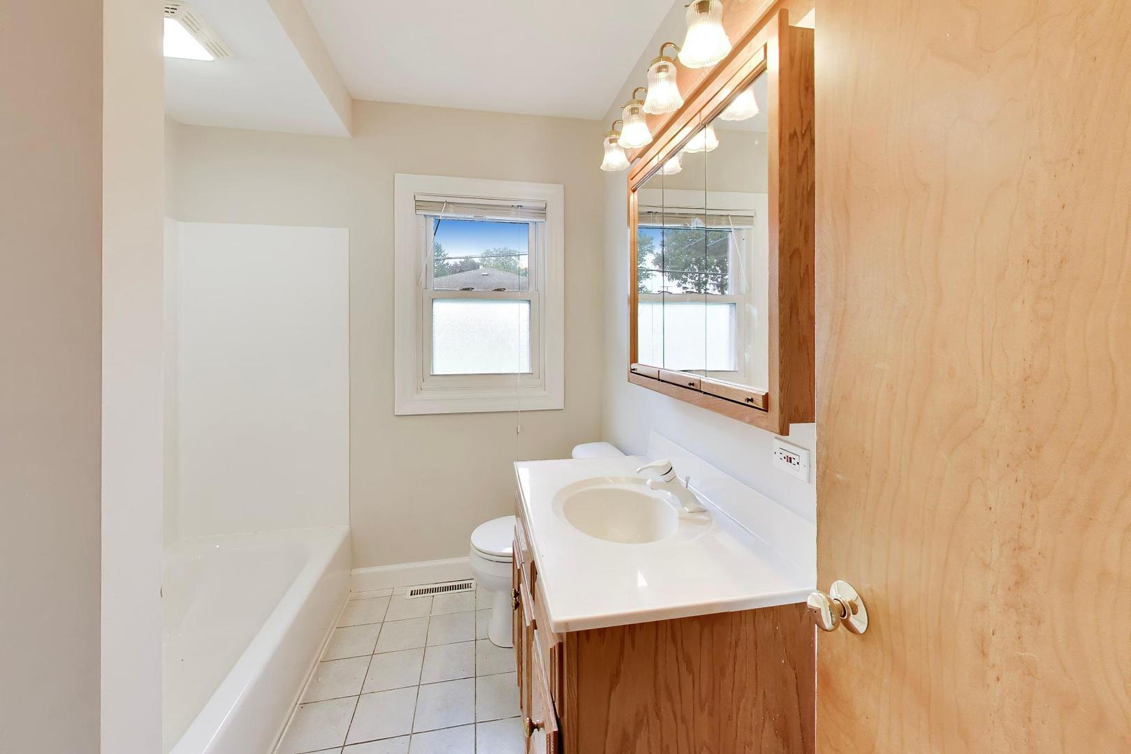 427 West Helen Road Palatine, IL 60067 - Photo 15 of 29 Gallery Image 15